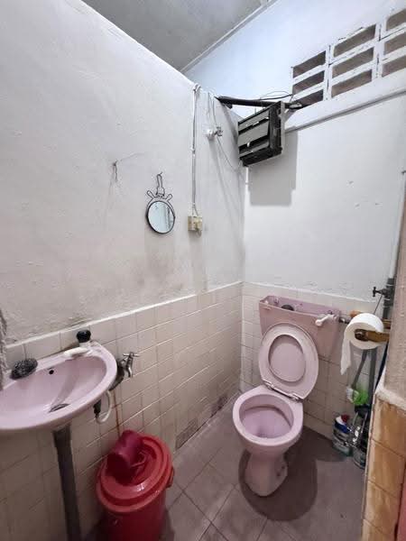 Rumah Teres 1-Tingkat untuk Dijual di Taman Desa Jaya (Kepong) - Kenji Ti - Bathroom - PropertyGuru.com.my