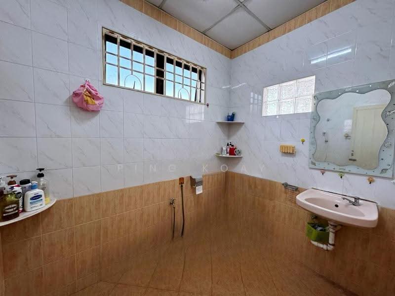 Rumah Berkembar untuk Dijual di Taman Green Lane (Jelutong) - Ping Koay - Bathroom - PropertyGuru.com.my