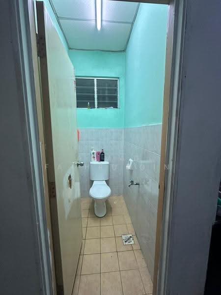 Shop / Office untuk Dijual di Bandar Baru Uda (Tampoi) - Ahmad Fakhruddin - Bathroom - PropertyGuru.com.my