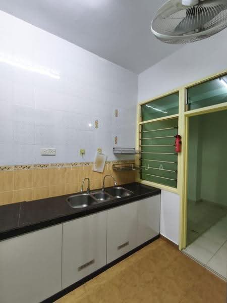 Cluster House for Rent in Austin Heights (Tebrau) - Vlien Lua - Kitchen - PropertyGuru.com.my
