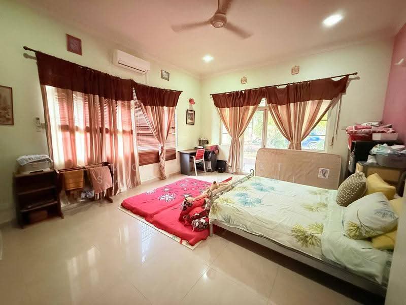 Bungalow House for Sale in Country Heights (Kajang) - Mohd Aizat Saiful Bahri - Bedroom - PropertyGuru.com.my