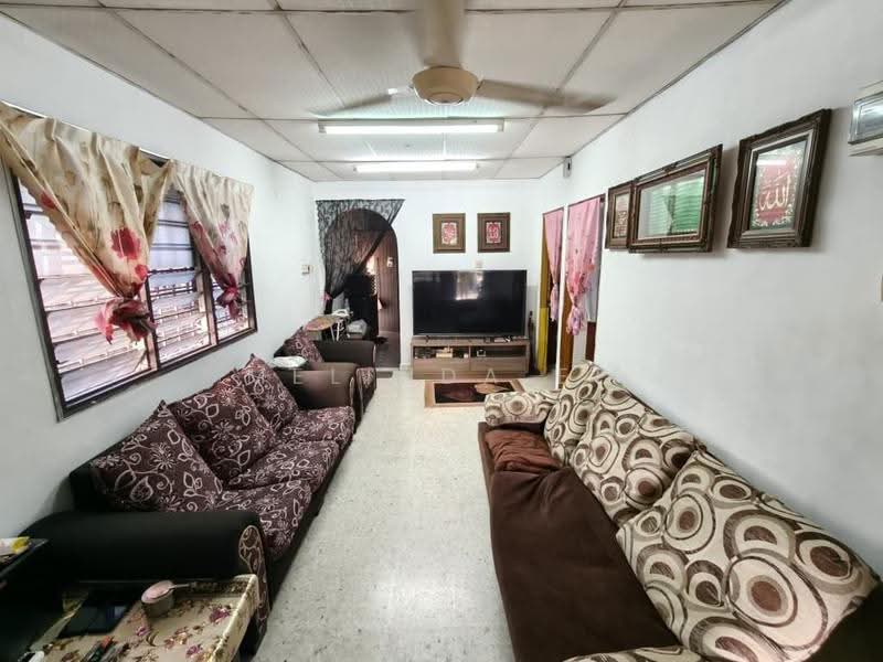 Rumah Teres 1-Tingkat untuk Dijual di Taman Universiti (Skudai) - Melinda Ee - Living Room - PropertyGuru.com.my