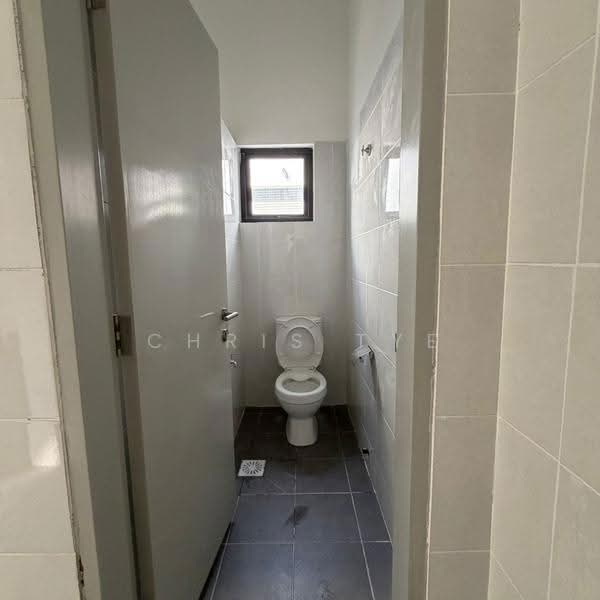 Shop for Rent in Kawasan Perindustrian Kundang (Rawang) - Chris Tye - Bathroom - PropertyGuru.com.my
