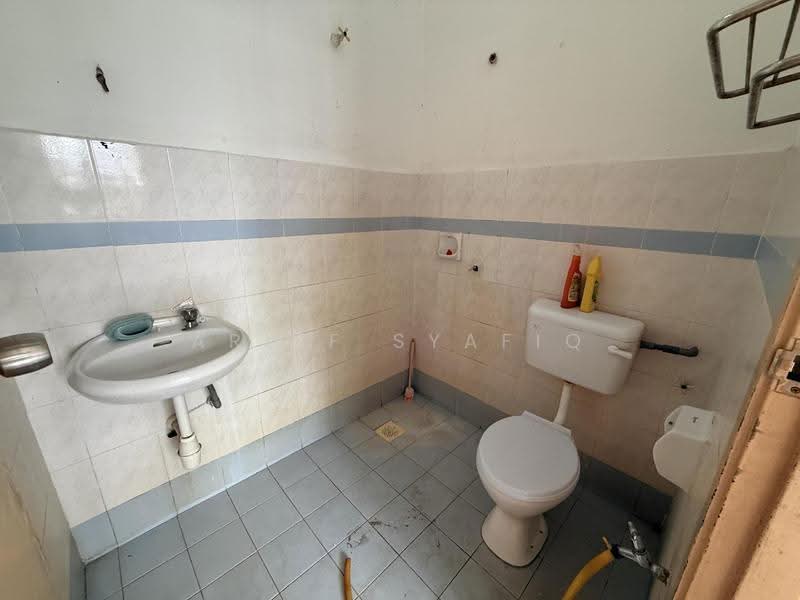 1-storey Terraced House for Sale in Taman Desa Cempaka (Nilai) - Ariff Syafiq - Bathroom - PropertyGuru.com.my