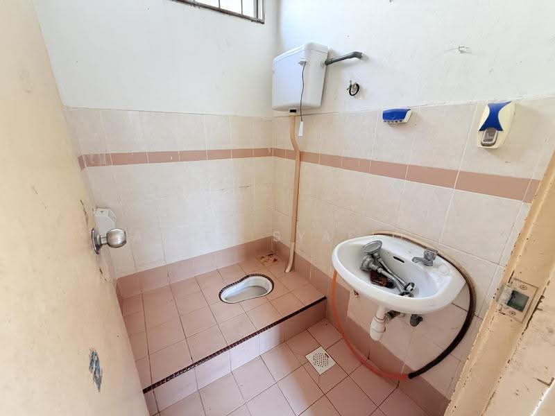 1-storey Terraced House for Sale in Taman Desa Cempaka (Nilai) - Ariff Syafiq - Bathroom - PropertyGuru.com.my