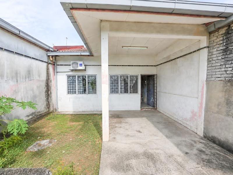 1-storey Terraced House for Sale in Klang (Selangor) - Sariza Hartanah - Exterior - PropertyGuru.com.my