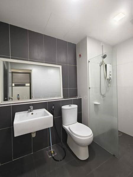 Service Residence for Sale at The Garden Residences - Daniel Yong - Bathroom - PropertyGuru.com.my