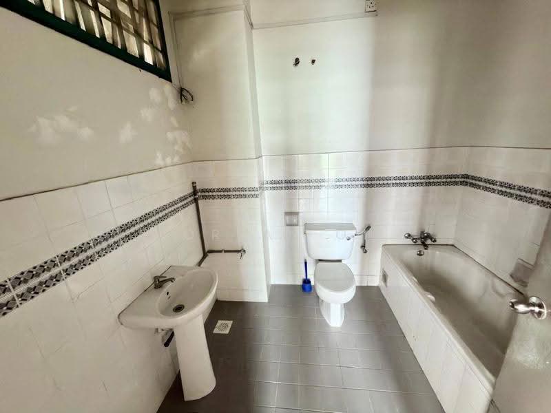 Semi-Detached House for Sale in Taman Munshi Ibrahim (Tampoi) - Jordan Oh - Bathroom - PropertyGuru.com.my