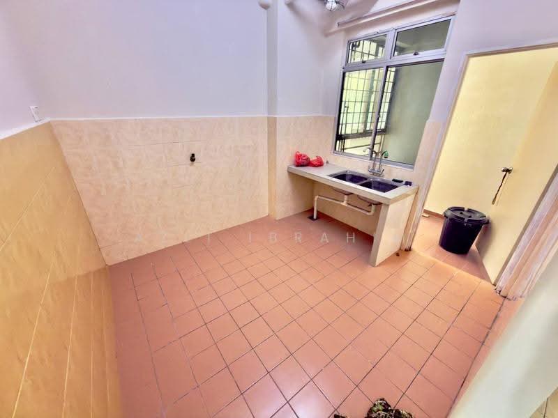 Pangsapuri untuk Dijual di Taman LTAT - Azli Ibrahim - Kitchen - PropertyGuru.com.my