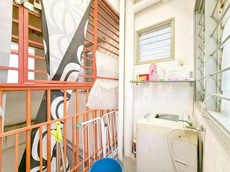 Pangsapuri untuk Dijual di Pangsapuri Permai Puteri - Abid Sabarudin - Balcony - PropertyGuru.com.my