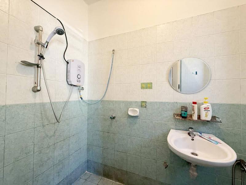 Pangsapuri untuk Dijual di Pangsapuri Permai Puteri - Abid Sabarudin - Bathroom - PropertyGuru.com.my