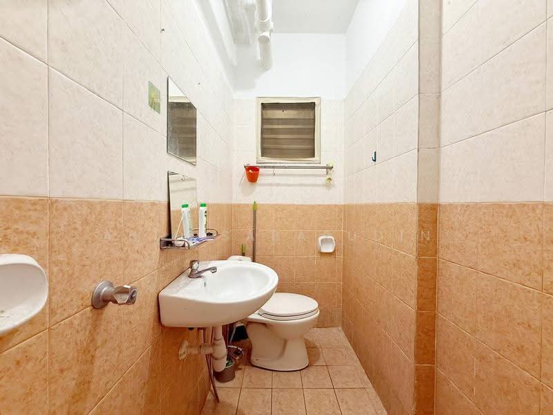 Pangsapuri untuk Dijual di Pangsapuri Permai Puteri - Abid Sabarudin - Bathroom - PropertyGuru.com.my