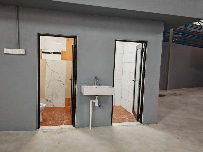Warehouse for Rent in Kampung Baru Ampang (Ampang) - Sherrie MC - Bathroom - PropertyGuru.com.my