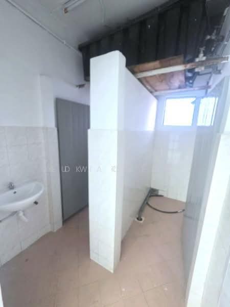 Rumah Flat untuk Disewa di Taman Harmoni II - Yuki Cheng - Bathroom - PropertyGuru.com.my