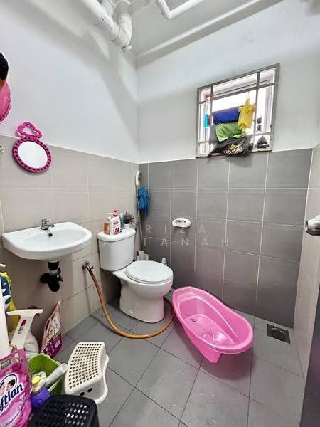 Pangsapuri untuk Dijual di Residensi Laguna Biru 2 - Sariza Hartanah - Bathroom - PropertyGuru.com.my