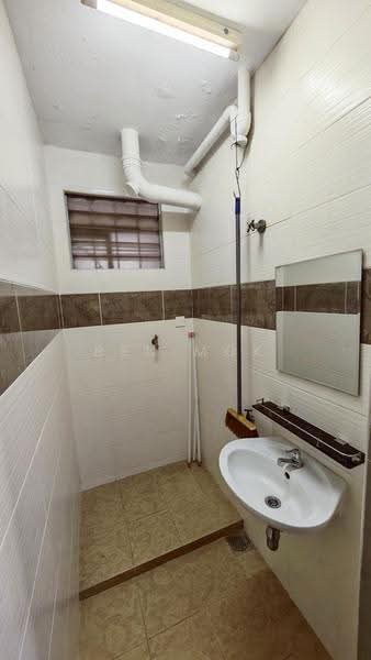Pangsapuri untuk Dijual di Taman Jinjang Baru Kos Sederhana Apartment - Ben Mok - Bathroom - PropertyGuru.com.my