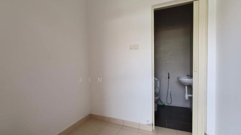 Rumah Berkembar untuk Dijual di Taman Mount Austin (Tebrau) - Jin Teok - Bathroom - PropertyGuru.com.my