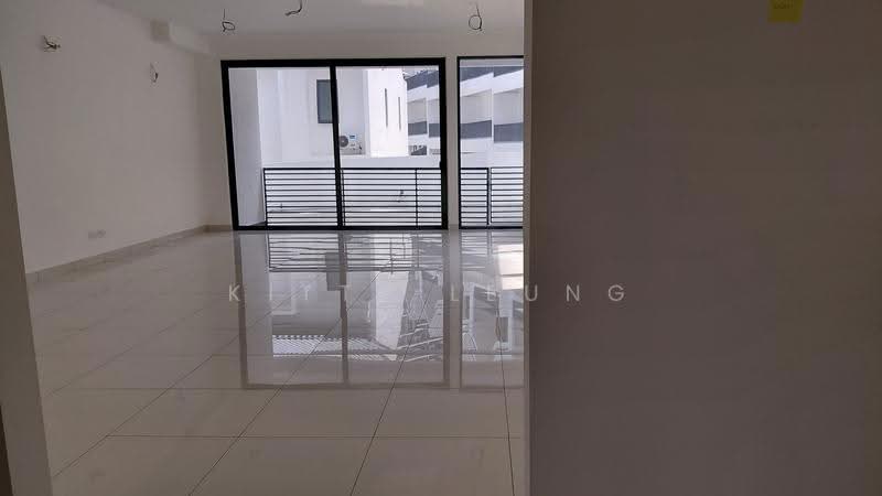 Rumah Teres 3-Tingkat untuk Dijual di Damansara Perdana (Selangor) - Kitty Leung - Balcony - PropertyGuru.com.my