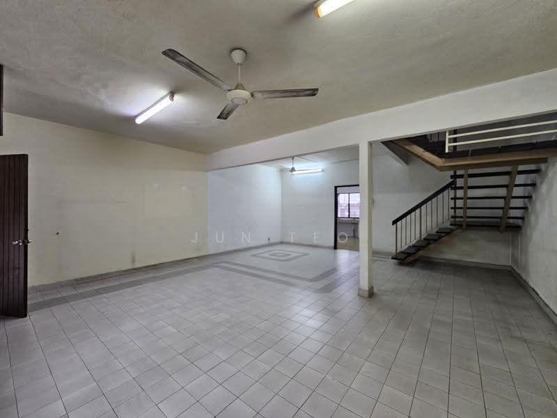 Rumah Teres 2-Tingkat untuk Dijual di Seksyen 17 (Petaling Jaya) - Jun Teo - Living Room - PropertyGuru.com.my