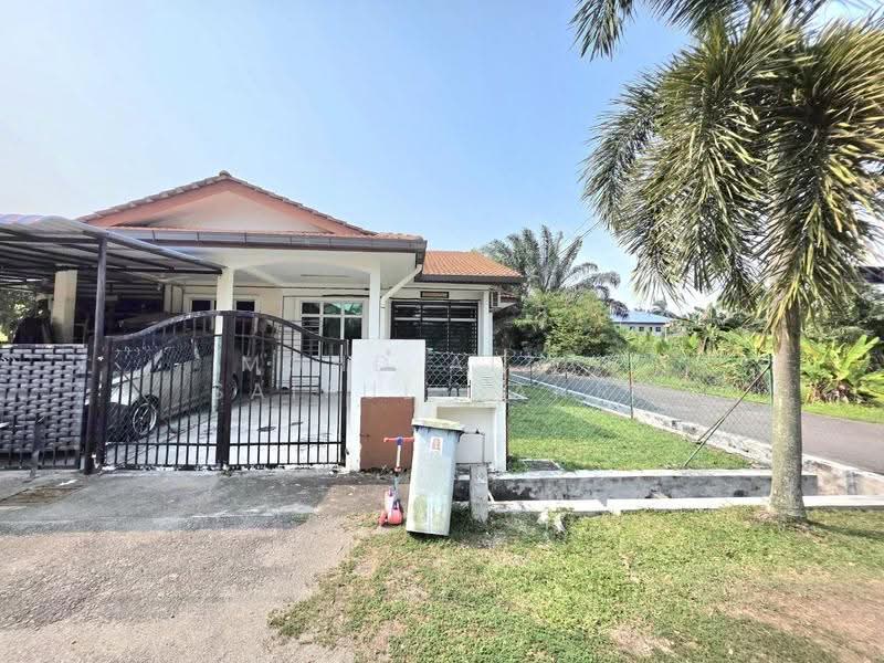 Rumah Teres 1-Tingkat untuk Dijual di Taman Medan Jaya (Telok Panglima Garang) - Mohd Aizat Saiful Bahri - Exterior - PropertyGuru.com.my