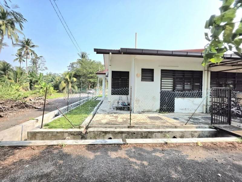 Rumah Teres 1-Tingkat untuk Dijual di Taman Medan Jaya (Telok Panglima Garang) - Mohd Aizat Saiful Bahri - Exterior - PropertyGuru.com.my