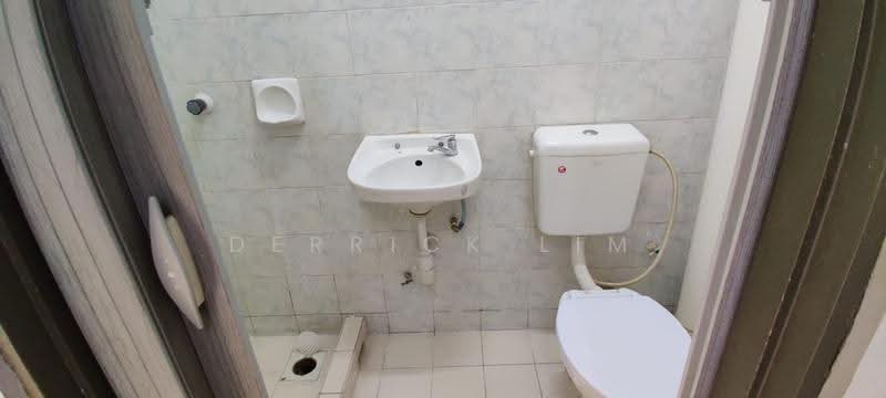 Apartment for Rent at Pangsapuri Lagoon Perdana - Derrick Lim - Bathroom - PropertyGuru.com.my