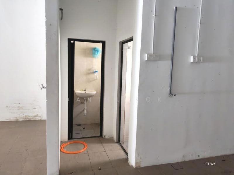 Shop for Sale in Taman Pandamaran Permai (Klang) - Daniel Kok - Bathroom - PropertyGuru.com.my