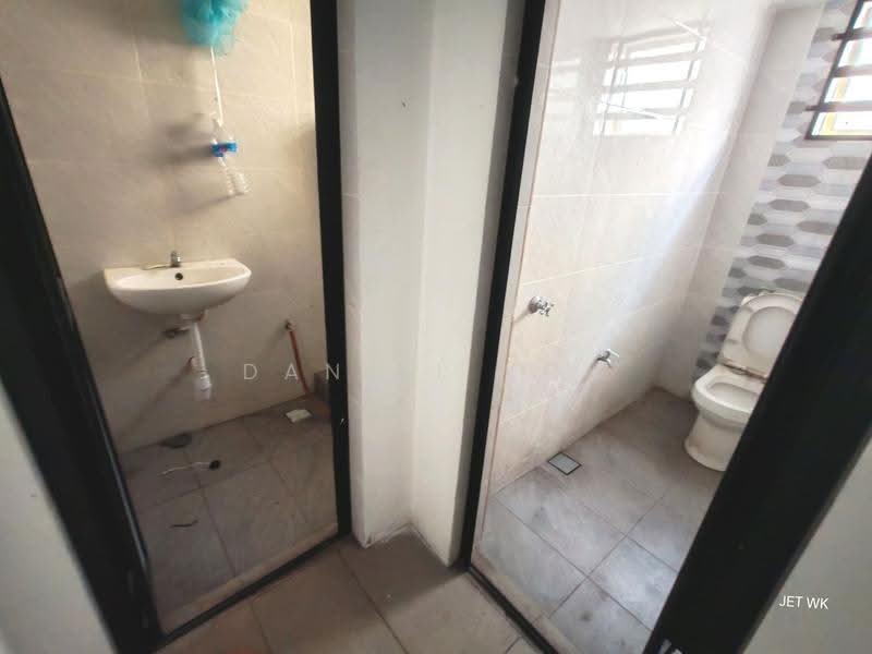Shop for Sale in Taman Pandamaran Permai (Klang) - Daniel Kok - Bathroom - PropertyGuru.com.my