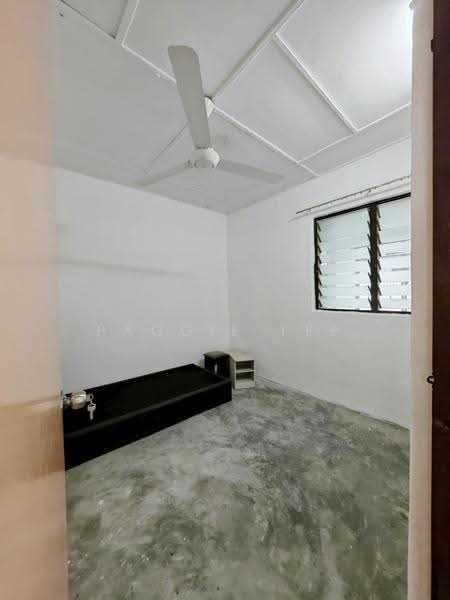 Rumah Flat untuk Dijual di Flat Taman Ungku Tun Aminah - Paggie Tee - Bedroom - PropertyGuru.com.my