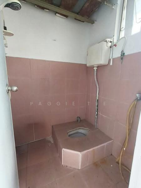 Rumah Flat untuk Dijual di Flat Taman Ungku Tun Aminah - Paggie Tee - Bathroom - PropertyGuru.com.my