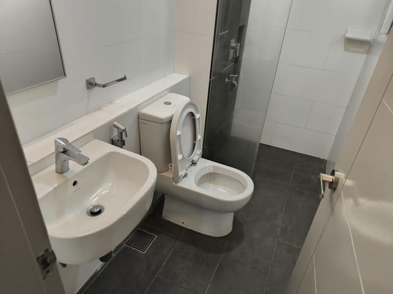 Kediaman Servis untuk Dijual di Ten Kinrara - Ron Liew - Bathroom - PropertyGuru.com.my