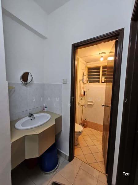 Pangsapuri untuk Dijual di Permas Ville Apartment - Siau Tong Ling - Bathroom - PropertyGuru.com.my
