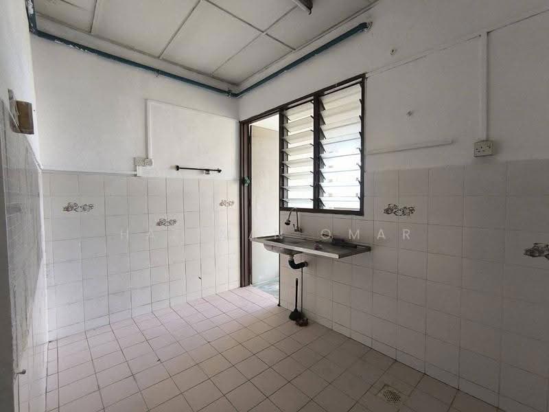 Apartment for Sale at Tasik Heights Apartment - Hazeman Omar - Kitchen - PropertyGuru.com.my