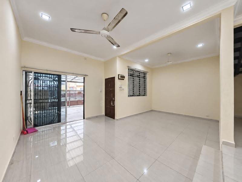 Rumah Teres 2-Tingkat untuk Dijual di Taman Bukit Pasir (Batu Pahat) - Sufi Norman - Living Room - PropertyGuru.com.my