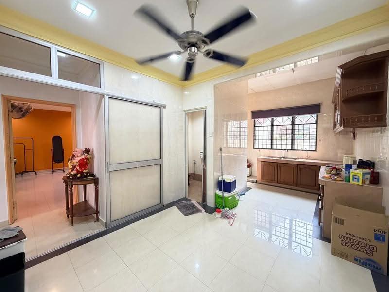 2-storey Terraced House for Sale in Rawang Perdana 2 (Rawang) - Tiffany Yang - Kitchen - PropertyGuru.com.my