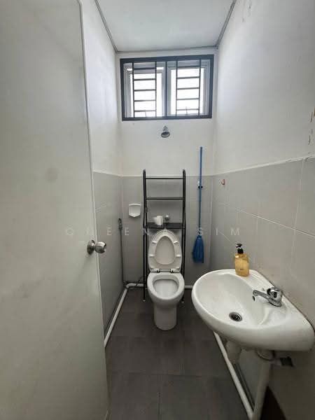 Shop / Office for Rent in Taman Gaya (Ulu Tiram) - Queena Sim - Bathroom - PropertyGuru.com.my