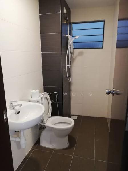 Kondominium untuk Dijual di Oasis 1 - Sam Wong - Bathroom - PropertyGuru.com.my