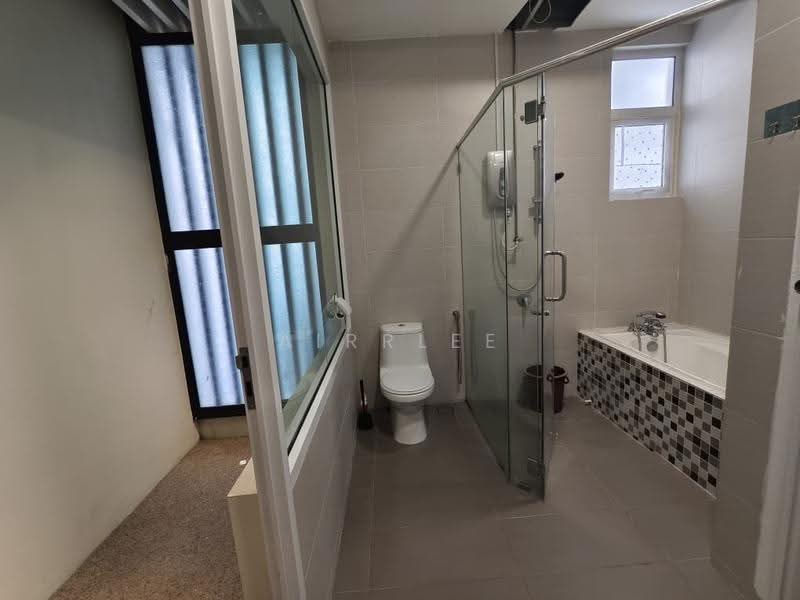 Rumah Teres 3-Tingkat untuk Dijual di Relau (Sungai Ara) - Airrlee Lim - Bathroom - PropertyGuru.com.my