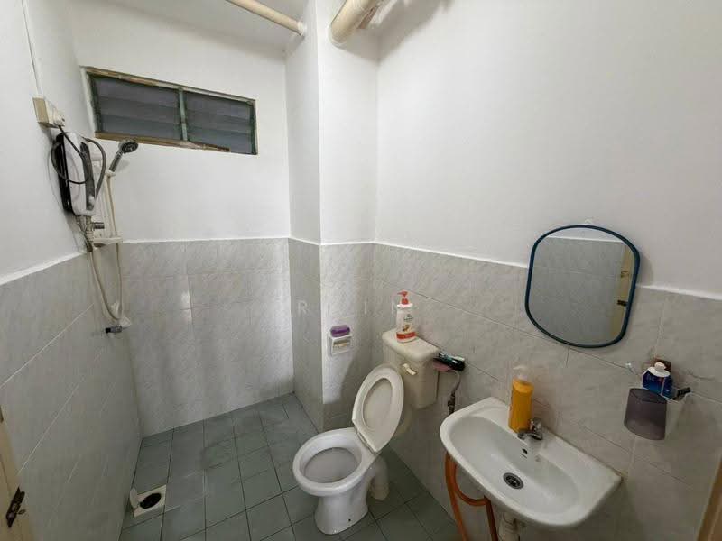 Apartment for Sale at Idaman Senibong - Rain Ng - Bathroom - PropertyGuru.com.my