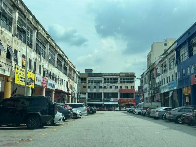 Shop / Office for Sale in Bandar Country Homes (Rawang) - Samson Lee - Exterior - PropertyGuru.com.my