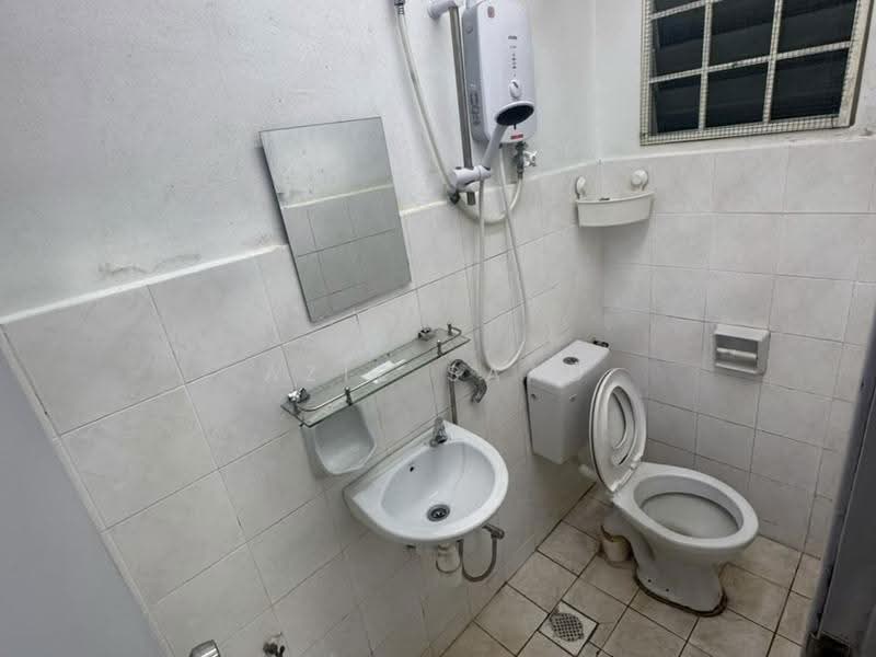 Apartment for Sale at saujana apartment - Aziz Saad - Bathroom - PropertyGuru.com.my