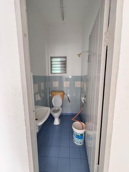 Rumah Flat untuk Disewa di Taman Gaya - Sandra Gan - Bathroom - PropertyGuru.com.my