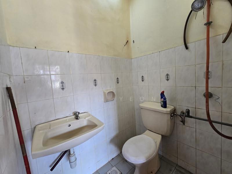 1.5-storey Terraced House for Sale in Klang (Selangor) - Jason Yeong - Bathroom - PropertyGuru.com.my