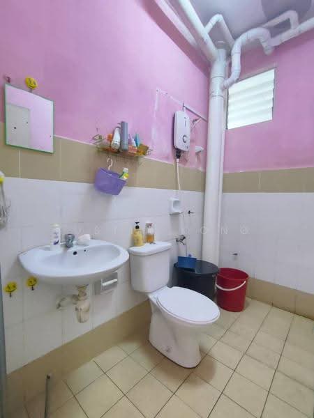 Pangsapuri untuk Dijual di Kipark Apartment - Justin Kong - Bathroom - PropertyGuru.com.my