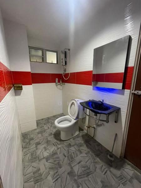 Pangsapuri untuk Dijual di Glory Beach Resort - Ong Jia Hui - Bathroom - PropertyGuru.com.my
