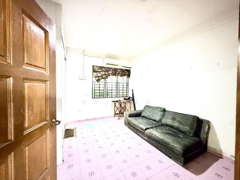 Rumah Teres untuk Dijual di Taman Kajang Baru (Kajang) - Najibah Sahari - Living Room - PropertyGuru.com.my