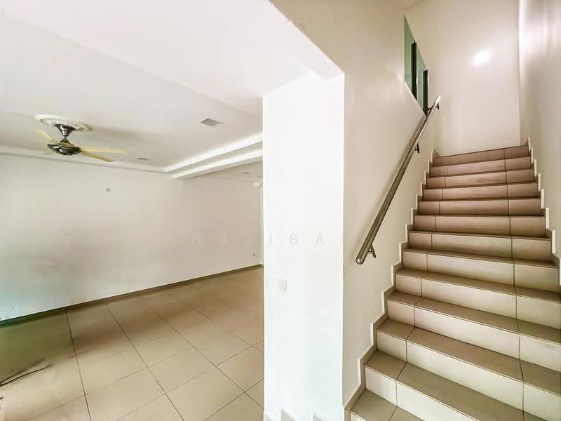 Rumah Teres 2-Tingkat untuk Dijual di Taman Nusari Bayu (Bandar Sri Sendayan) - Najibah Sahari - Living Room - PropertyGuru.com.my