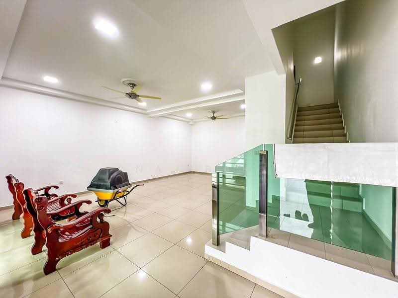 Rumah Teres 2-Tingkat untuk Dijual di Taman Nusari Bayu (Bandar Sri Sendayan) - Najibah Sahari - Living Room - PropertyGuru.com.my