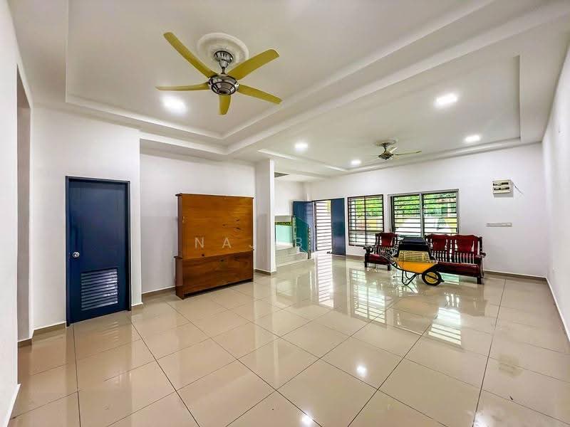 Rumah Teres 2-Tingkat untuk Dijual di Taman Nusari Bayu (Bandar Sri Sendayan) - Najibah Sahari - Living Room - PropertyGuru.com.my