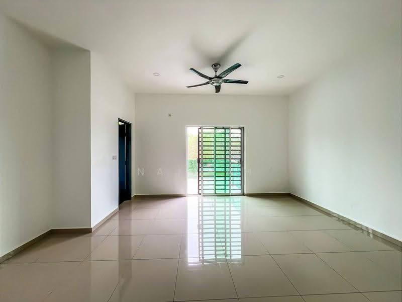 Rumah Teres 2-Tingkat untuk Dijual di Taman Nusari Bayu (Bandar Sri Sendayan) - Najibah Sahari - Living Room - PropertyGuru.com.my
